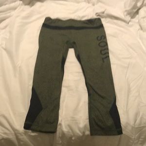 Lululemon green spotted print cropped pant sz6